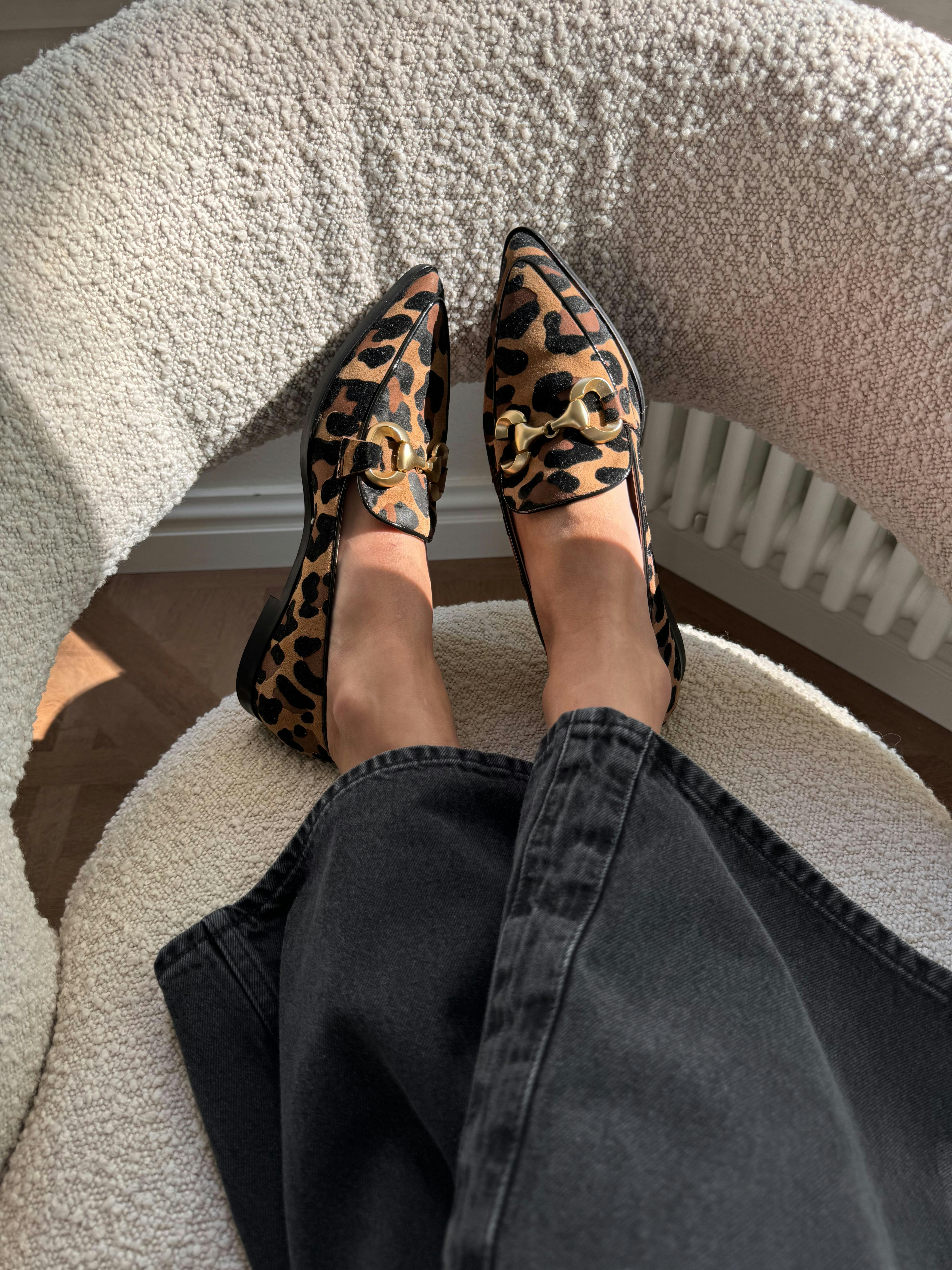 Suède panter loafers met gouden chain